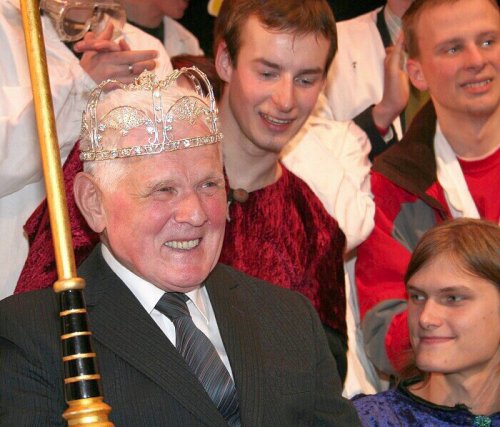 Zlatý Ámos Ivan Sedlák zasadí strom na Petříně