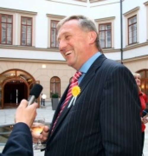 Hrajte si, vzkazuje dětem k jejich svátku premiér Mirek Topolánek