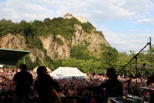 Pozvánka na letní kulturní festival České hrady.cz na hradě Bezděz
