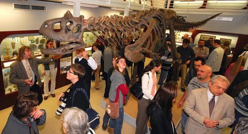 Osmimetrová kostra dinosaura v Chlupáčově muzeu historie Země