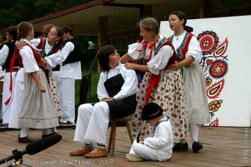 Školní rok začíná v Luhačovicích Písní a tancem