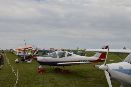 LETECKÉ AKROBACIE AŽ STOVKY LETADEL JIŽ TUTO SOBOTU NA ŠIKLOVĚ MLÝNĚ